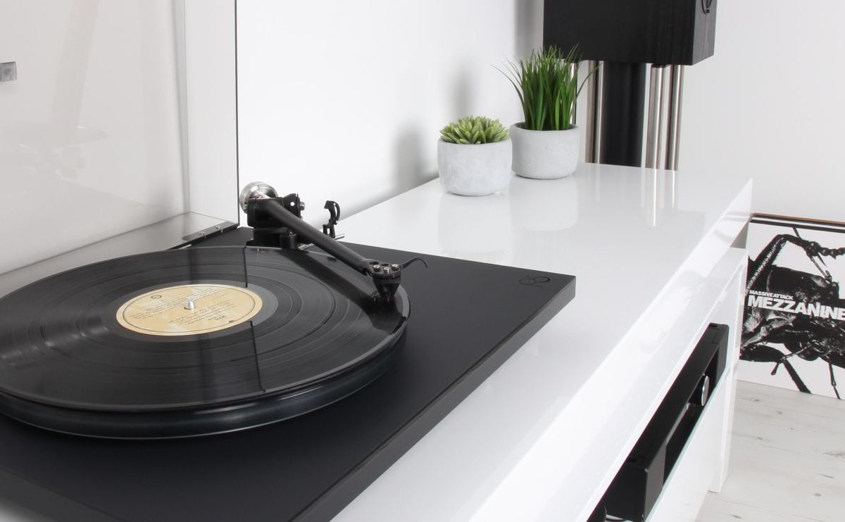 Rega Planar 6 turntable hero view