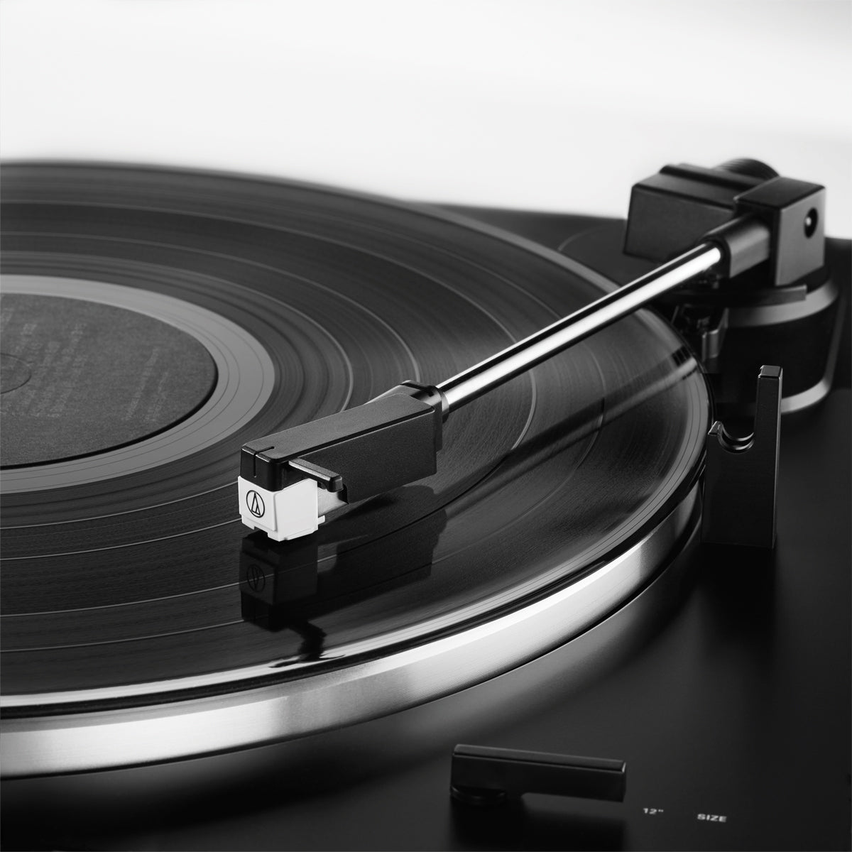 Audio Technica AT-LP60xBT BT Belt-Drive Turntable with preamp - White - The Audio Experts