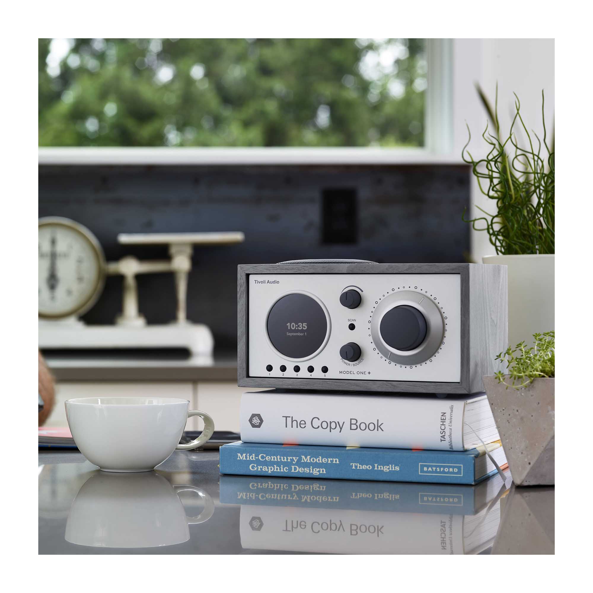 Tivoli MODEL THREE BT + AM / FM / Bluetooth® Clock Radio